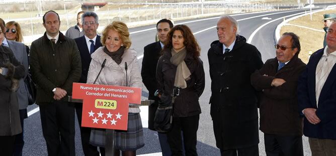 Esperanza Aguirre, durante la inauguración de un tramo de la carretera M-224. Al término del acto la presidenta ha anunciado, que le han encontrado un bulto durante una revisión ginecológica rutinaria del que &quot;los médicos dan buen pronóstico&quot;