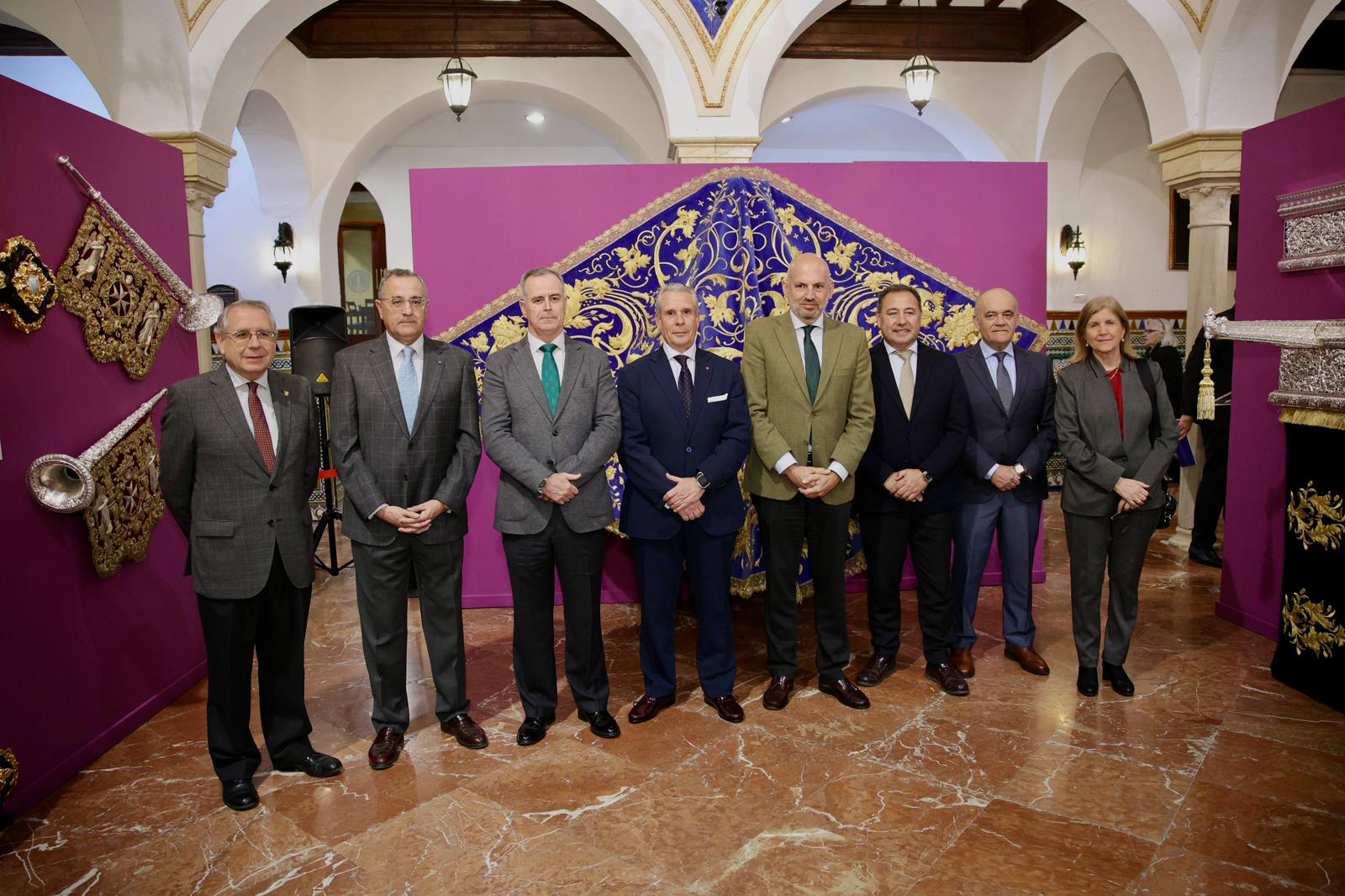 Foto de familia en la inauguración de la muestra de &#039;Estrenos y Restauraciones de la Semana Santa&#039;