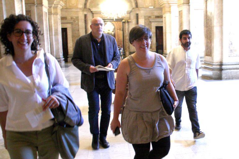 Mireia Boya (CUP), Marta Rovira, Lluís Corominas i Chakir El Homrani (JxSí), entrant a la comissió del Procés Constituent, després de pactar el text conjunt