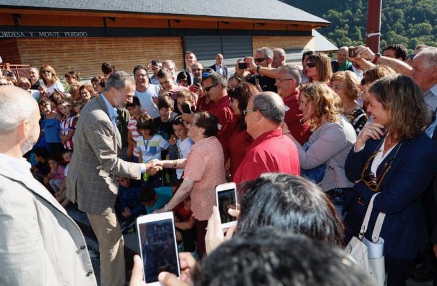 Felipe VI, saludando a los vecinos de Torla