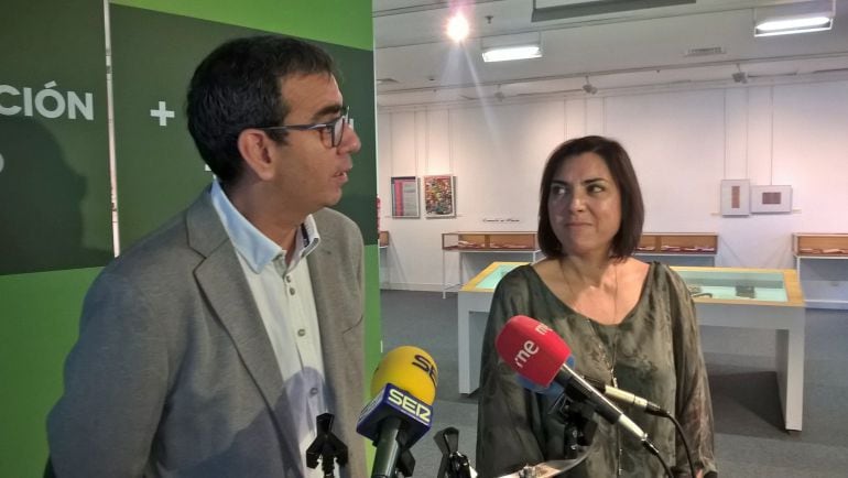 José Manuel López Nicolás y Encarna Guillén, antes de la jornada de de divulgación científica