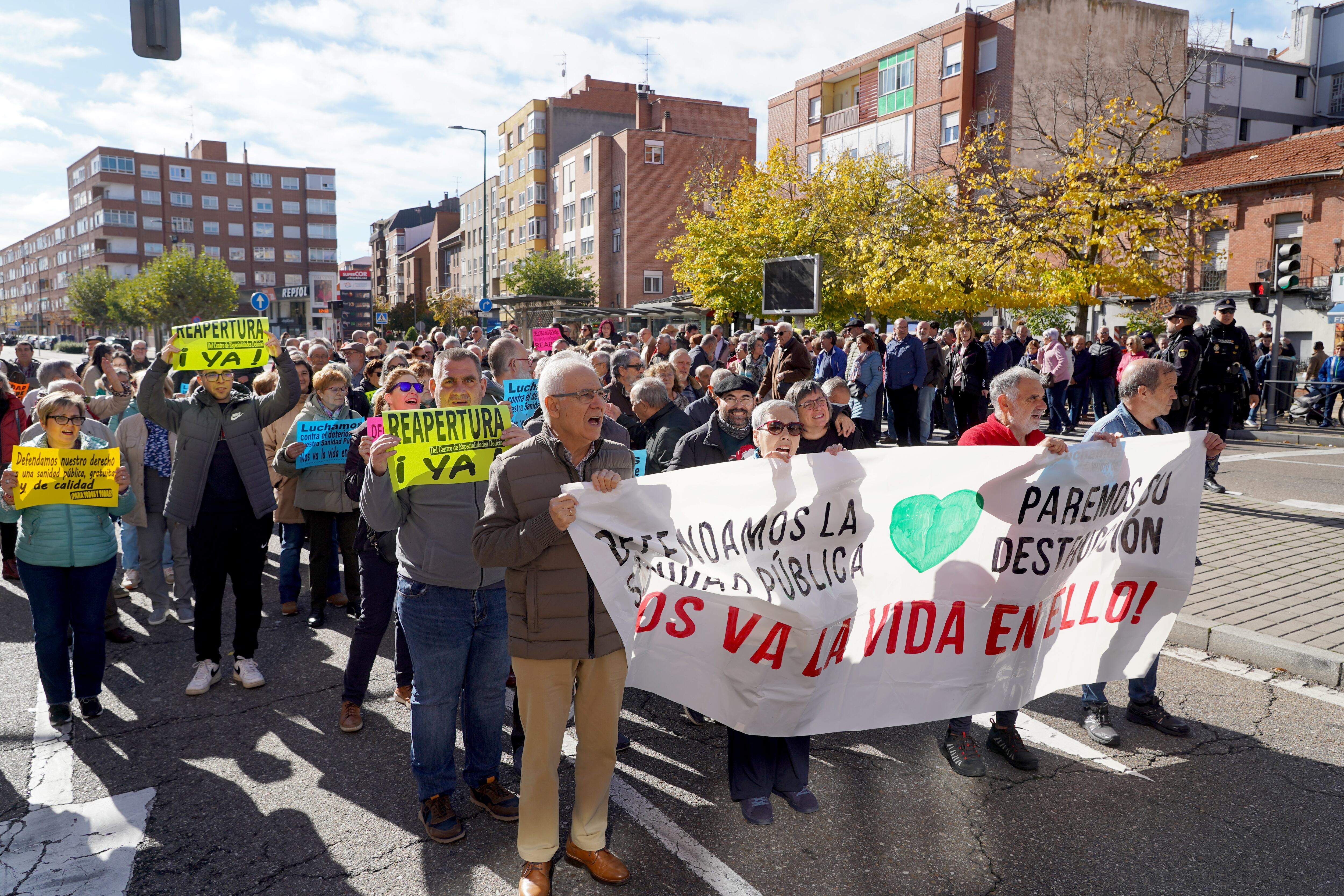 Las plataformas en Defensa de la Sanidad Pública de Castilla y León se manifiestan bajo el lema ‘En defensa de la sanidad pública, paremos su destrucción ¡Nos va la vida en ello!’