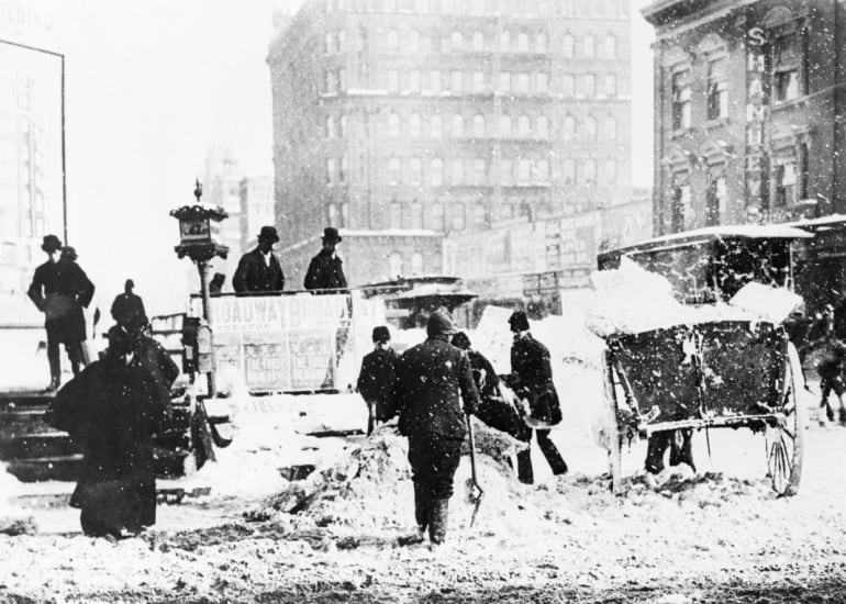 Las calles de Nueva York cubiertas de nieve por la gran tempestad de 1888