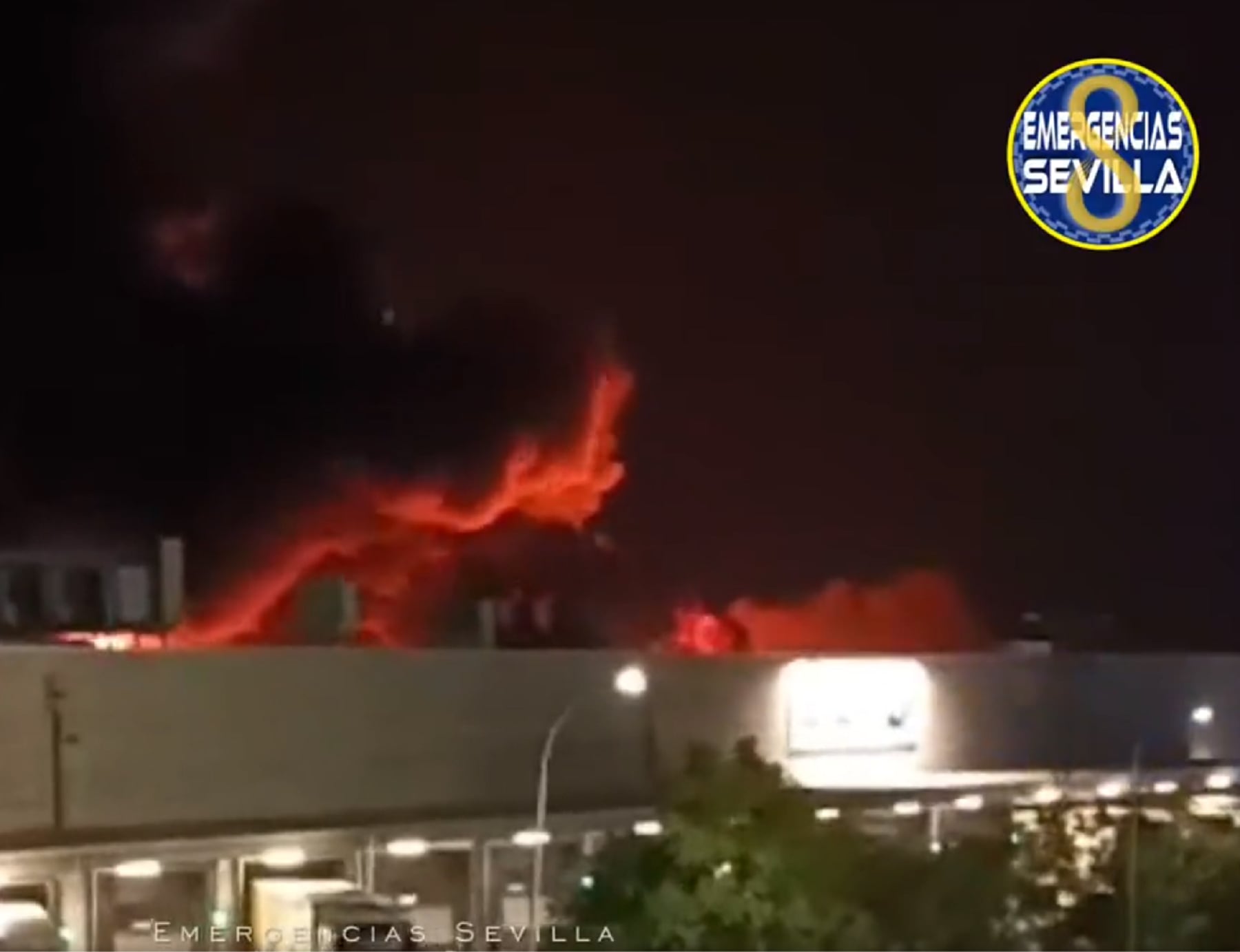 Incendio en una nave en el polígono industrial La Isla.