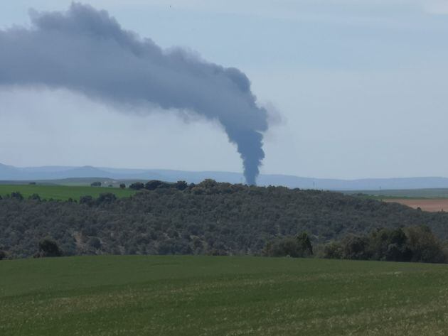 Columna de humo del incendio vista desde cerca de Escalona del Prado