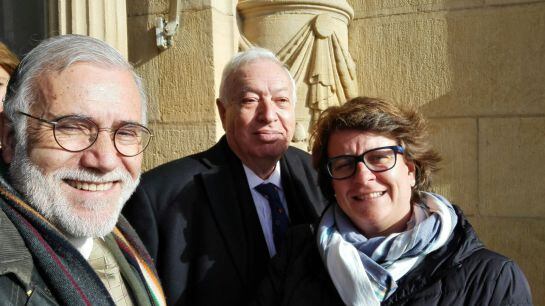 El ministro en funciones de Asuntos Exteriores, José Manuel García Margallo, junto a los concejales del PP José Luis Arrúe y Miren Albistur.