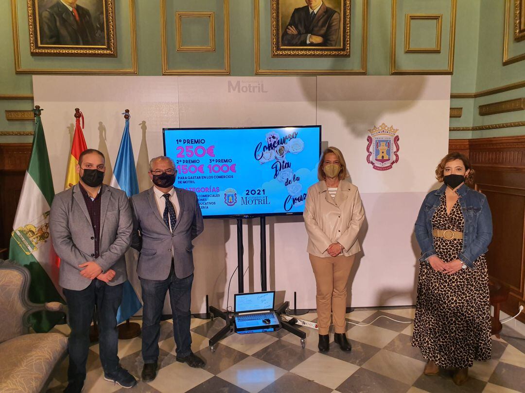 La alcaldesa de Motril, Luisa García Chamorro, durante la presentación de los actos del día de la cruz junto al concejal de fiestas, Alejandro Vilar, la concejala de comercio, Susana Peña y el vocal de la asociación de comerciantes, Francisco Feixas