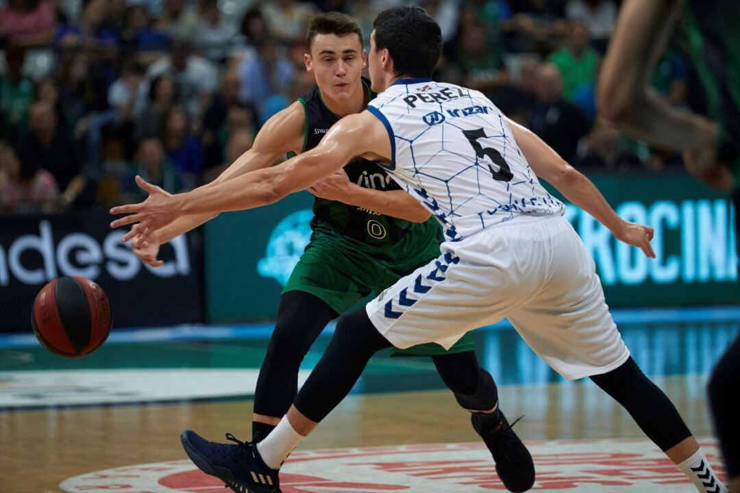 Dani Pérez trata de cortar un pase de Dimitrijevic en el partido de Badalona