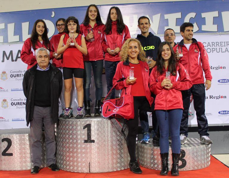 Atletas del Club Ourense Atletismo, en el podio del Correndo Por Ourense, en distintas categorías.