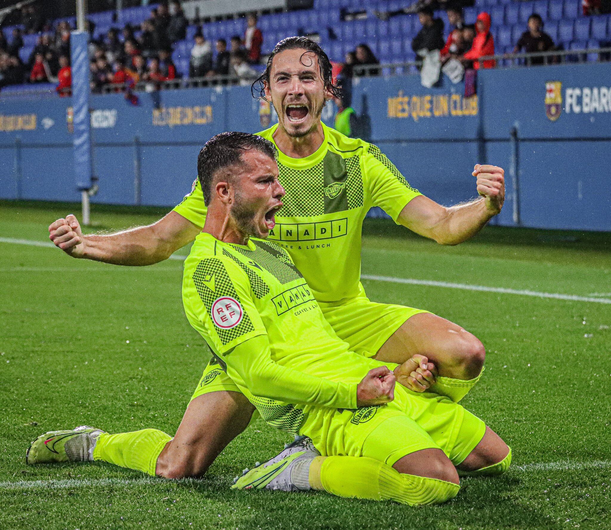 Pol Roigé y Aarón Piñán celebran el 0-2 en el Johan Cruyff. Foto: CF Intercity