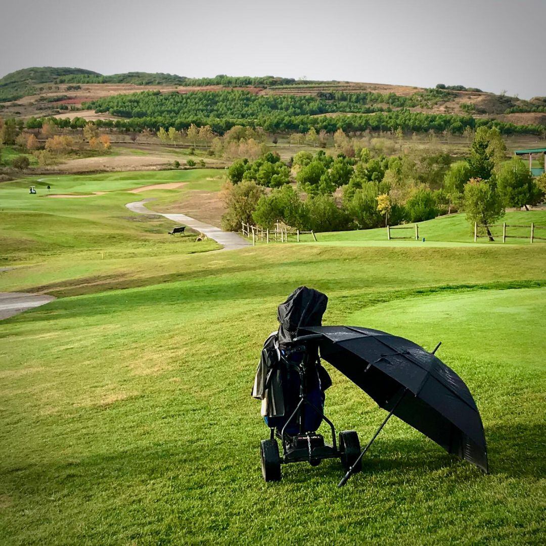 Estampa del campo de golf de La Grajera en Logroño antes del inicio del torneo benéfico organizado por la Asociación Española contra el Cáncer (AECC) en La Rioja.