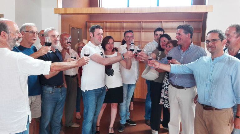 Los responsables de los sellos de calidad del Bierzo brindan con el vicepresidente del Consejo Comarcal