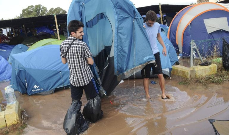 Fotografía facilitada por un campista tras una de las trombas de agua han anegado ésta madrugada algunos de los cámpings del Arenal Sound, obligando al desalojo de alrededor de un millar de jóvenes.