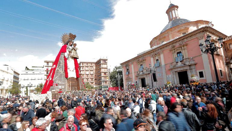 Miles de personas se han acercado a la plaza de la Virgen de Valencia en uno de los días grandes de Las fallas