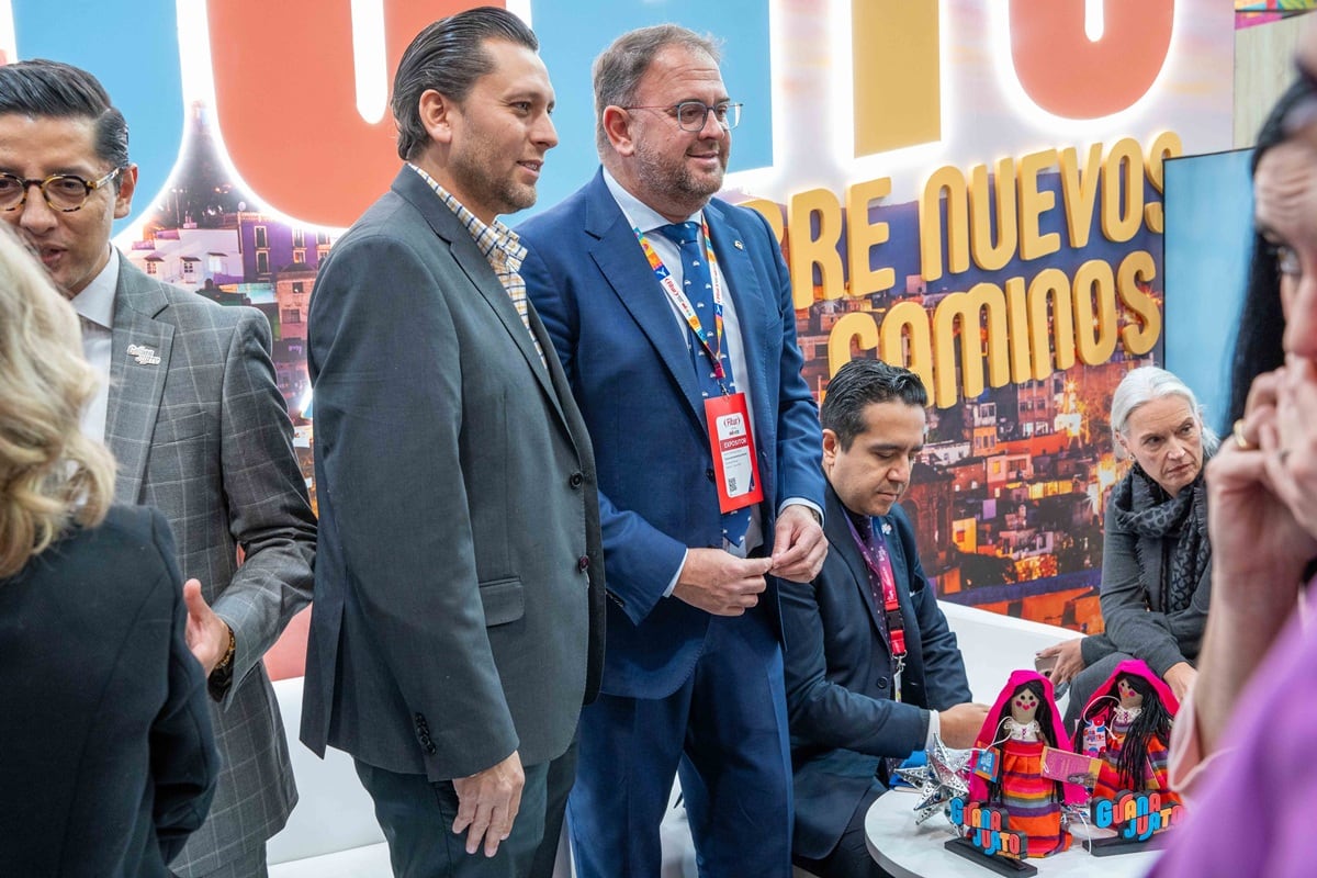 El alcalde, Antonio Rodríguez Osuna, en la firma del nuevo convenio con México en FITUR