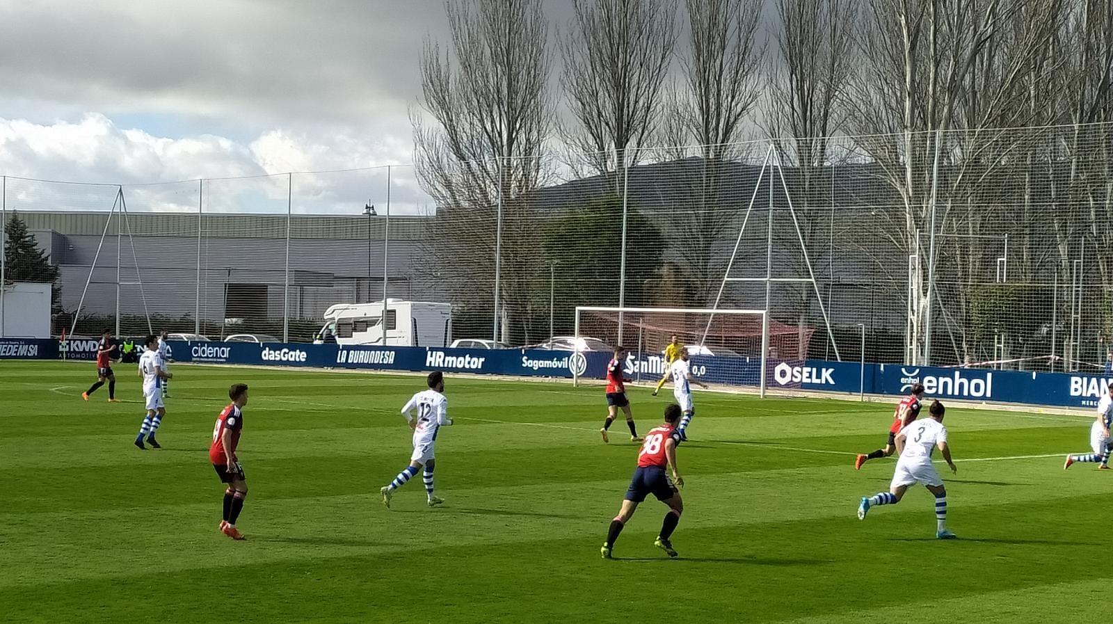 Ataque del filial rojillo al área del Alcoyano en la Ciudad Deportiva de Tajonar