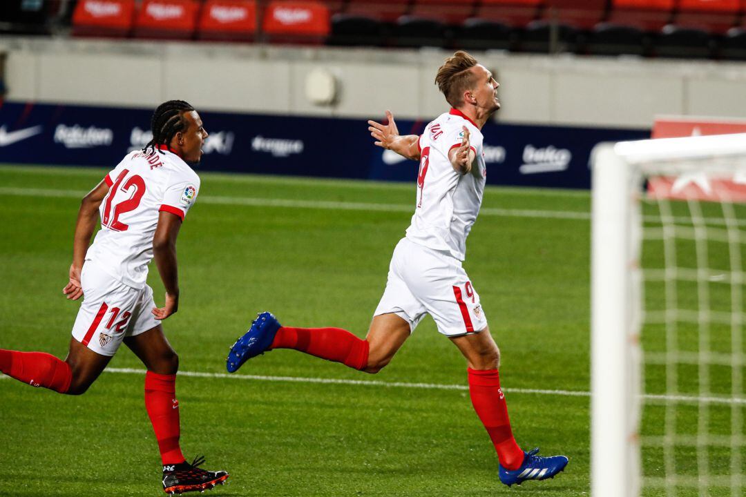 De Jong celebra el gol conseguido en el Nou Camp.