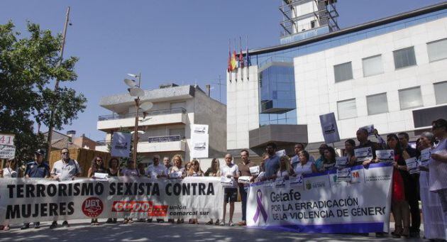 Minuto de silencio frente al consistorio por el asesinato de Raquel