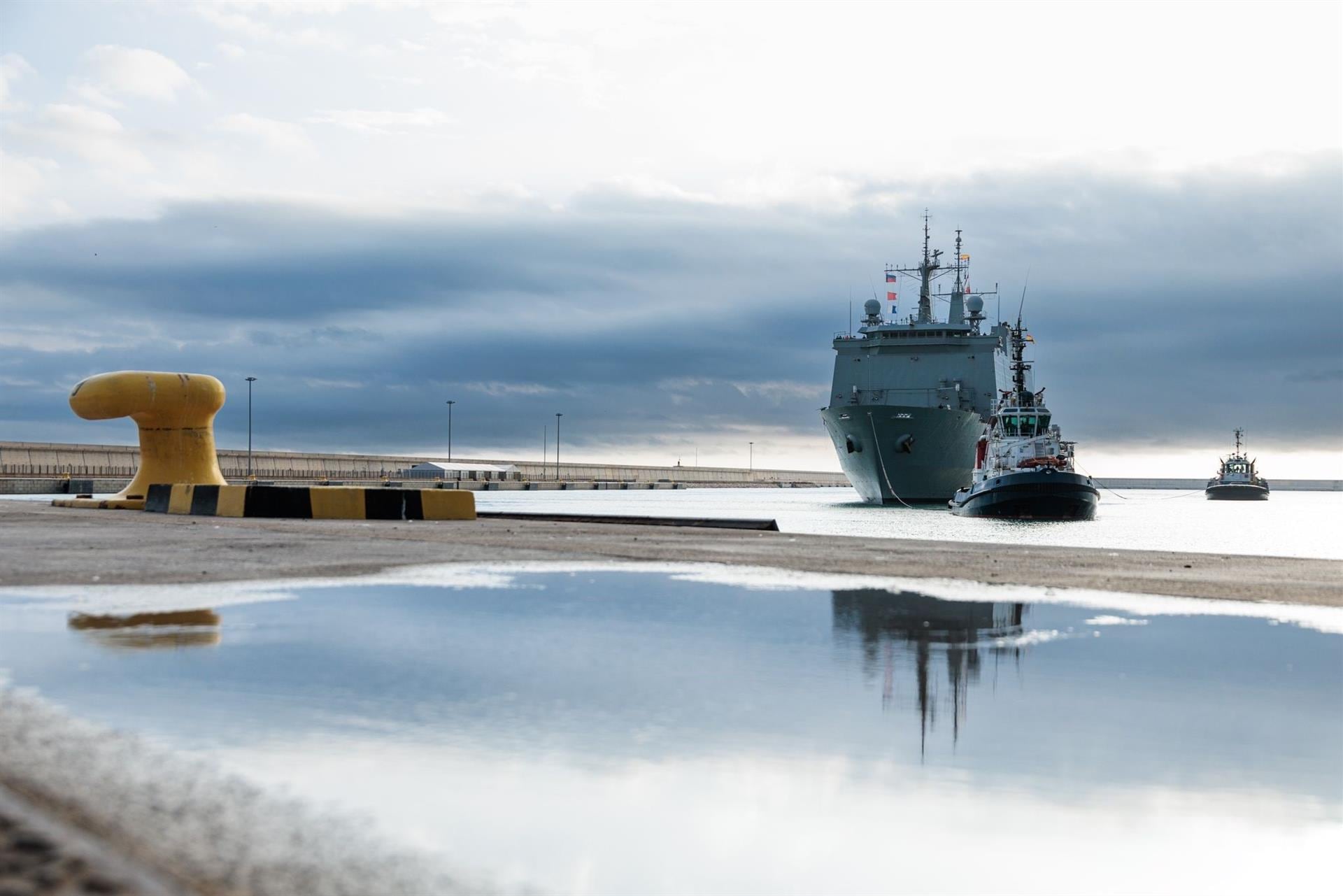 El buque 'Galicia' de la Armada llega al Puerto de València para ayudar a los afectados por la DANA