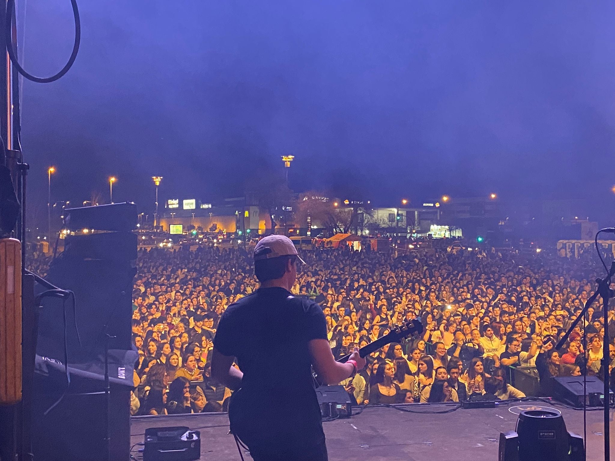 Los fans arropan a sus artistas favoritos en Los 40 Córdoba Pop celebrado en El Arenal