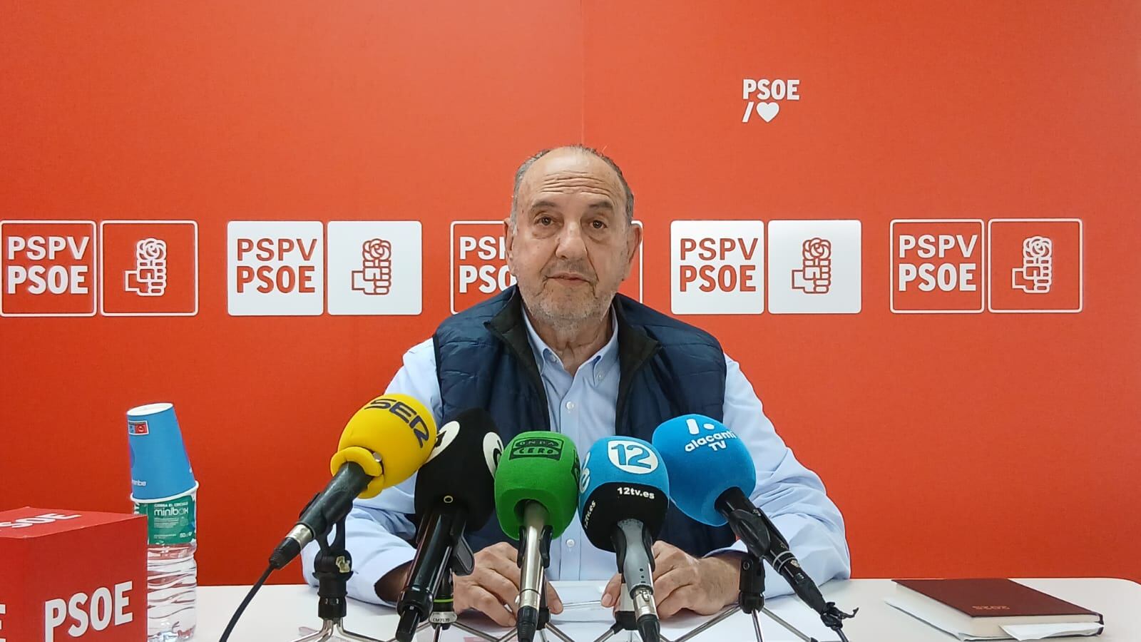 Miguel Millana durante la comparecencia en la que ha explicado los pormenores a su renuncia como secretario general local del PSOE en Alicante