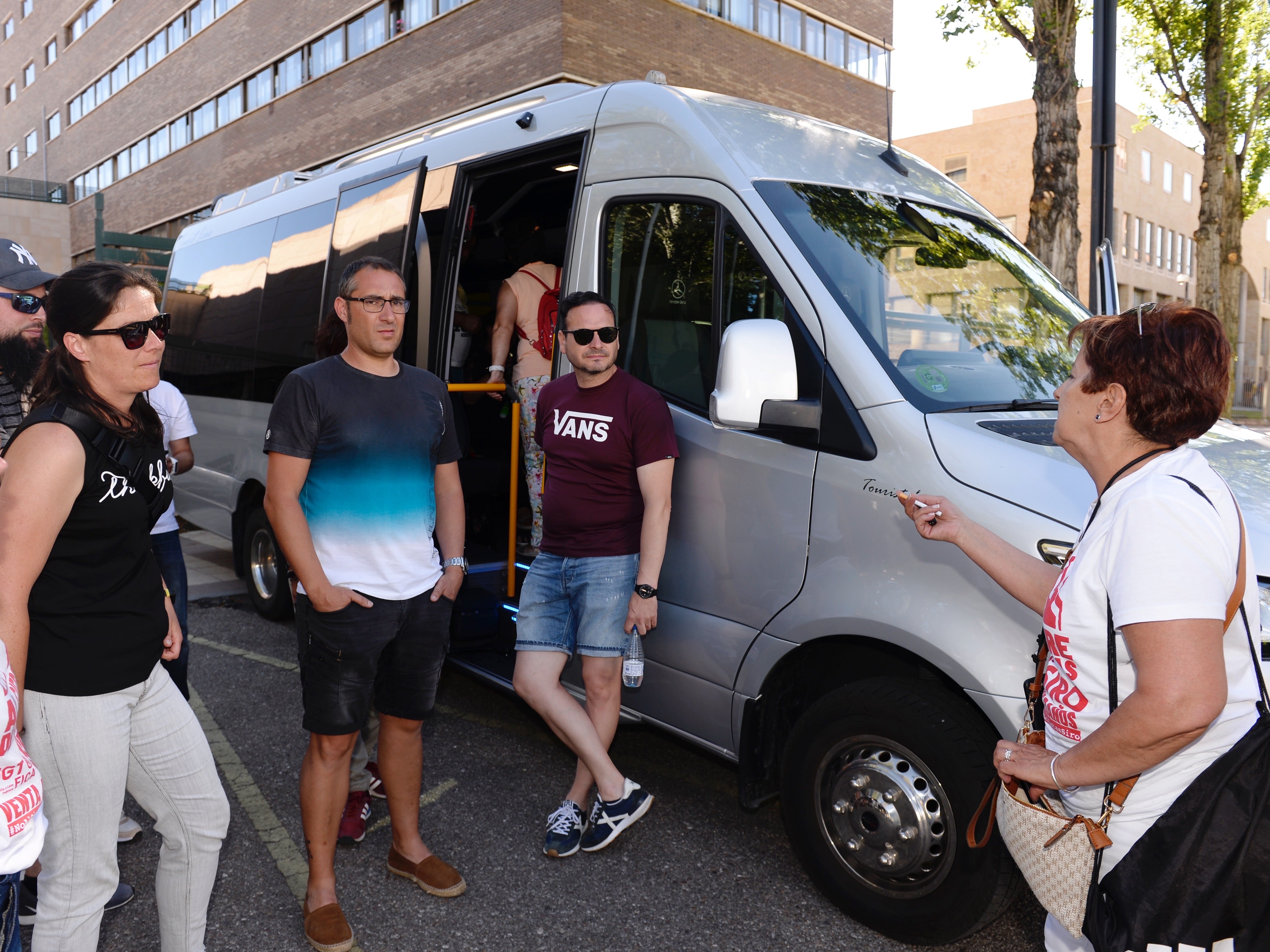 VALLADOLID.09/06/2022.-Trabajadores del grupo Ceralto Siro esperan a sus compañeros este jueves, mientras se reúnen con el gobierno regional y la empresa para intentar solucionar el problema que tiene a 1.700 empleados sin cobrar.EFE/NACHO GALLEGO
