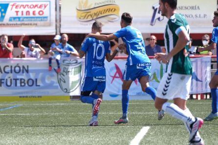 Juanito celebarndo su primer gol