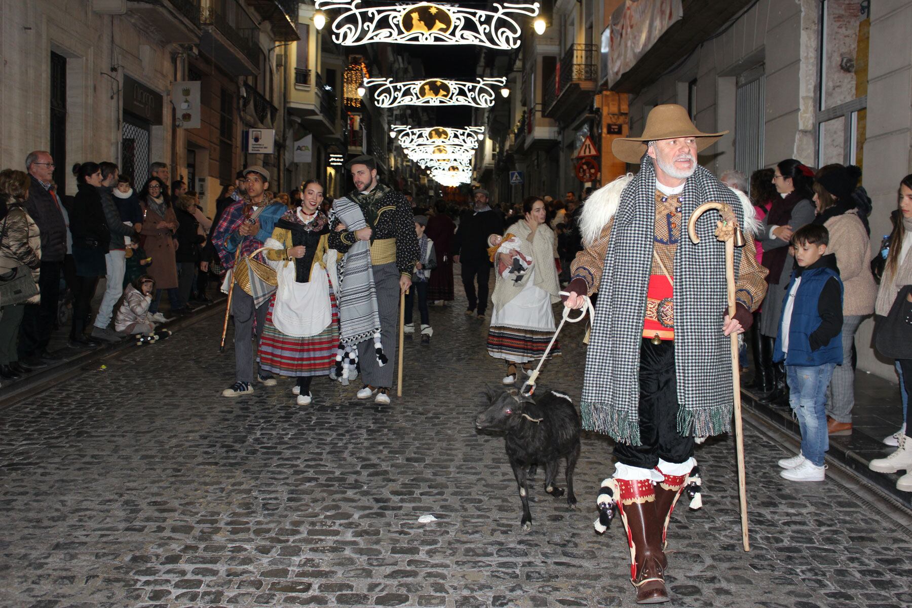 Un dels participants a la defilada de Les Pastoretes amb una ovella
