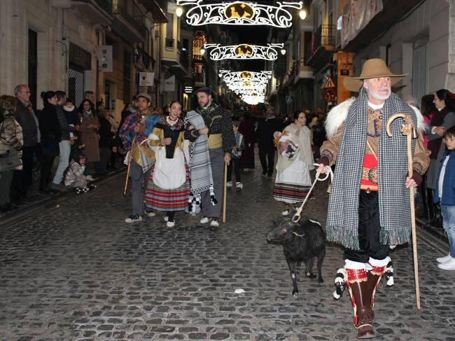 Un dels participants a la defilada de Les Pastoretes amb una ovella