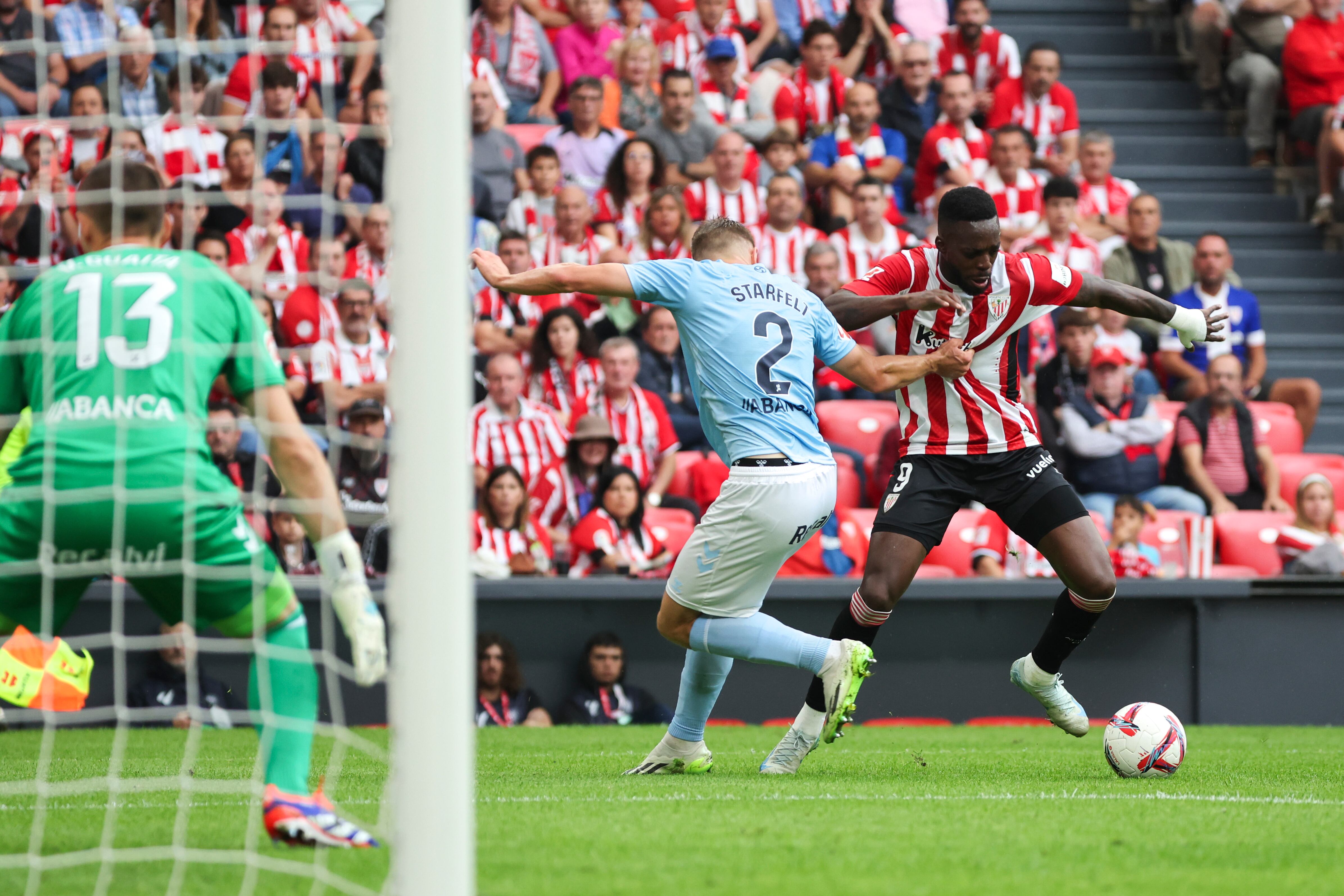 BILBAO, 22/09/2024.- El delantero del Athletic Club Iñaki Williams (d) controla el balón ante el defensa sueco del Celta de Vigo, Carl Starfelt (c), durante su partido de la jornada 6 de LaLiga contra el Celta de Vigo en el estadio de San Mamés en Bilbao este domingo. EFE/ Luis Tejido
