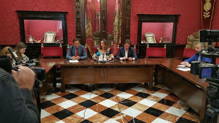 La portavoz del Grupo Popular en el Ayuntamiento de Granada, Rocío Díaz, acompañada de Antonio Granados (i) y Juan Antonio Fuentes.