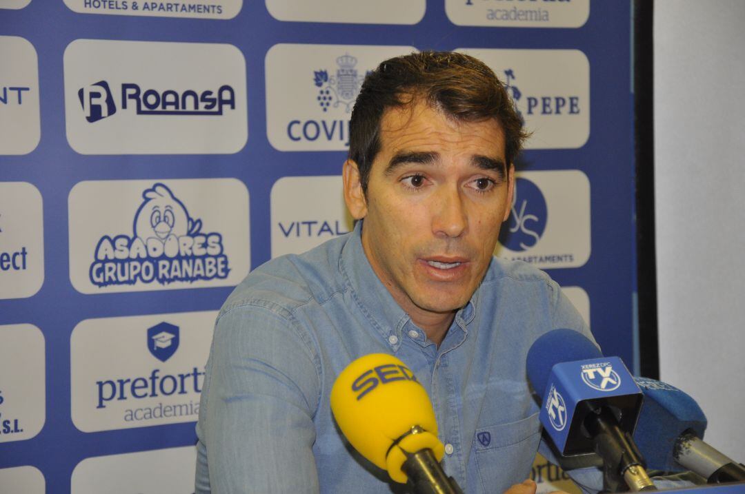 Francis durante una rueda de prensa en Chapín