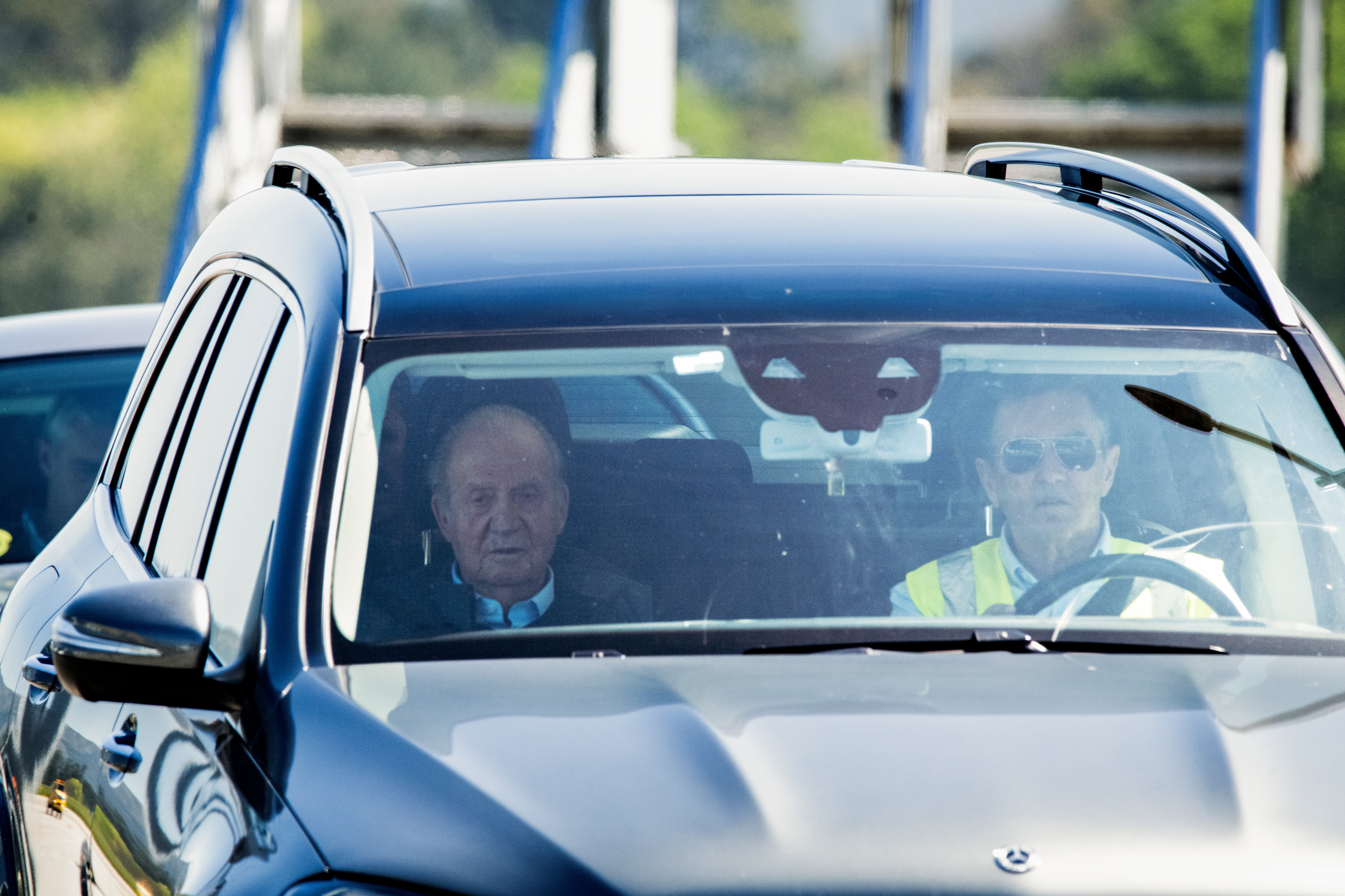 El rey emérito Juan Carlos I (i) a su llegada este miércoles al aeropuerto de Peinador (Vigo) procedente de Londres, en su segunda visita a España desde que decidió marcharse a vivir a Abu Dabi