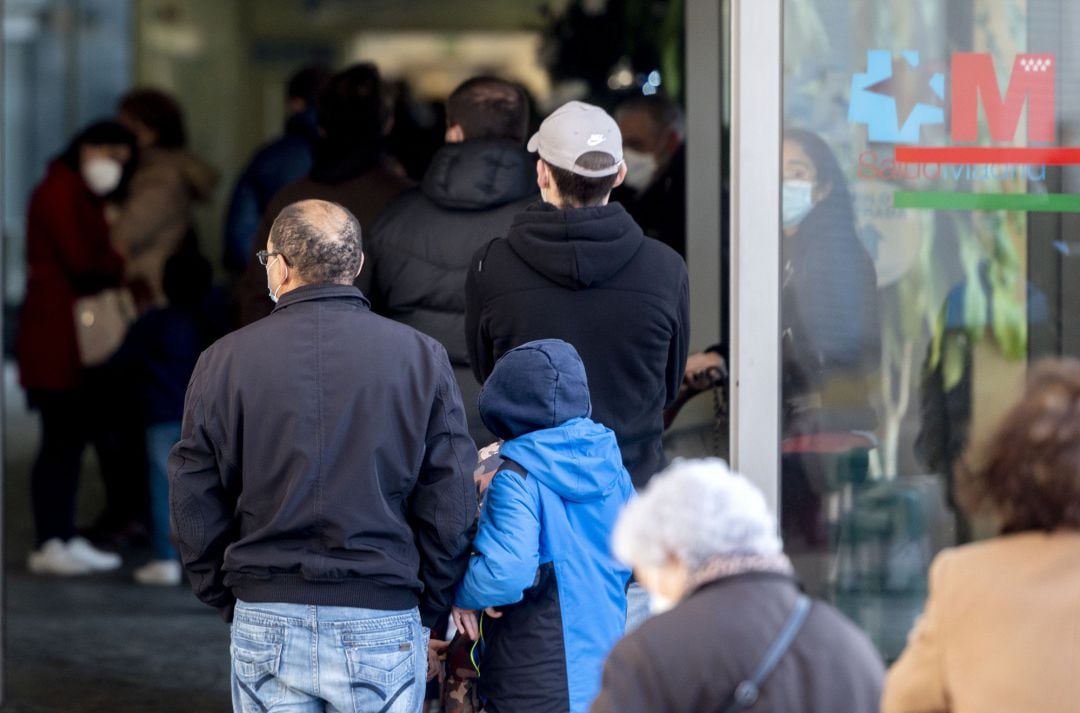 Varias personas esperan la cola en el Hospital de Alcorcón, a 27 de diciembre de 2021