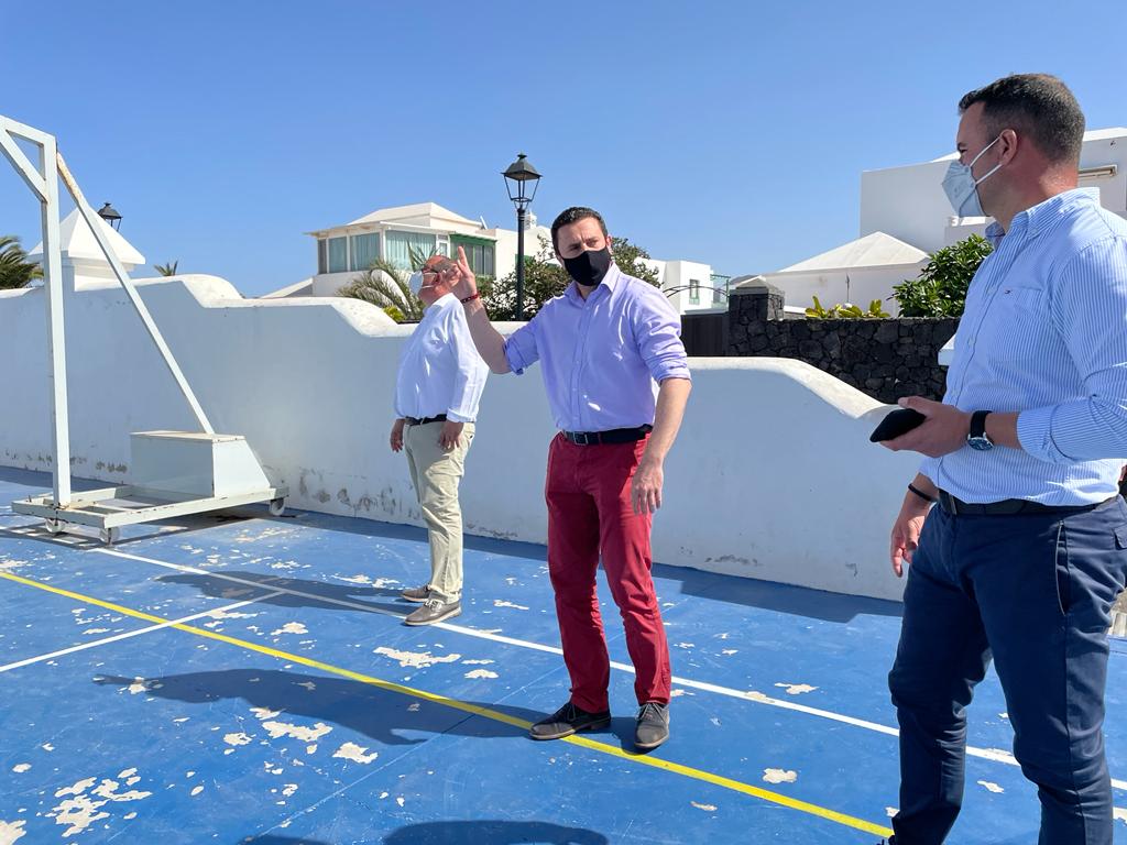 El alcalde Óscar Noda, con los concejales de Deportes y de Parques y Jardines en una cancha municipal.