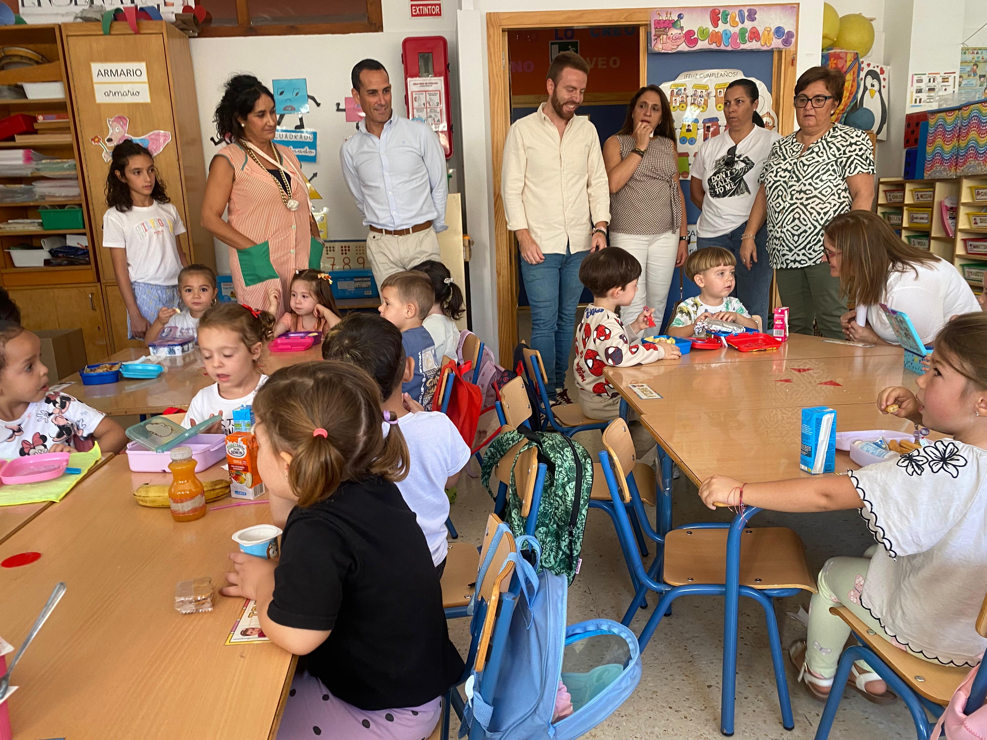 Otro momento de la visita al CEIP 'Virgen de Cuadros' de Bedmar