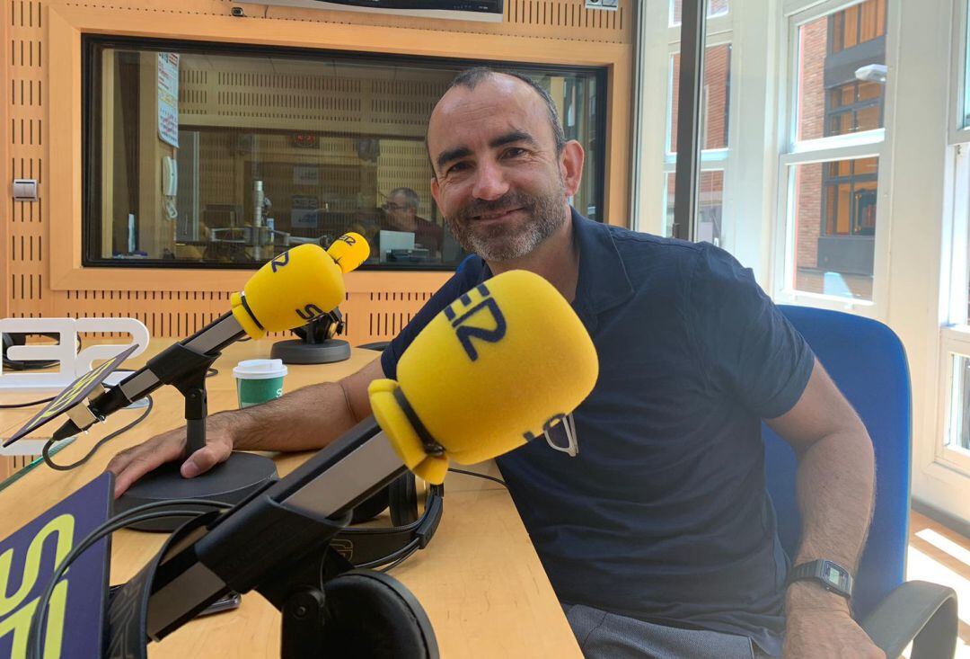 Rafael Santandreu en los estudios de Radio Murcia