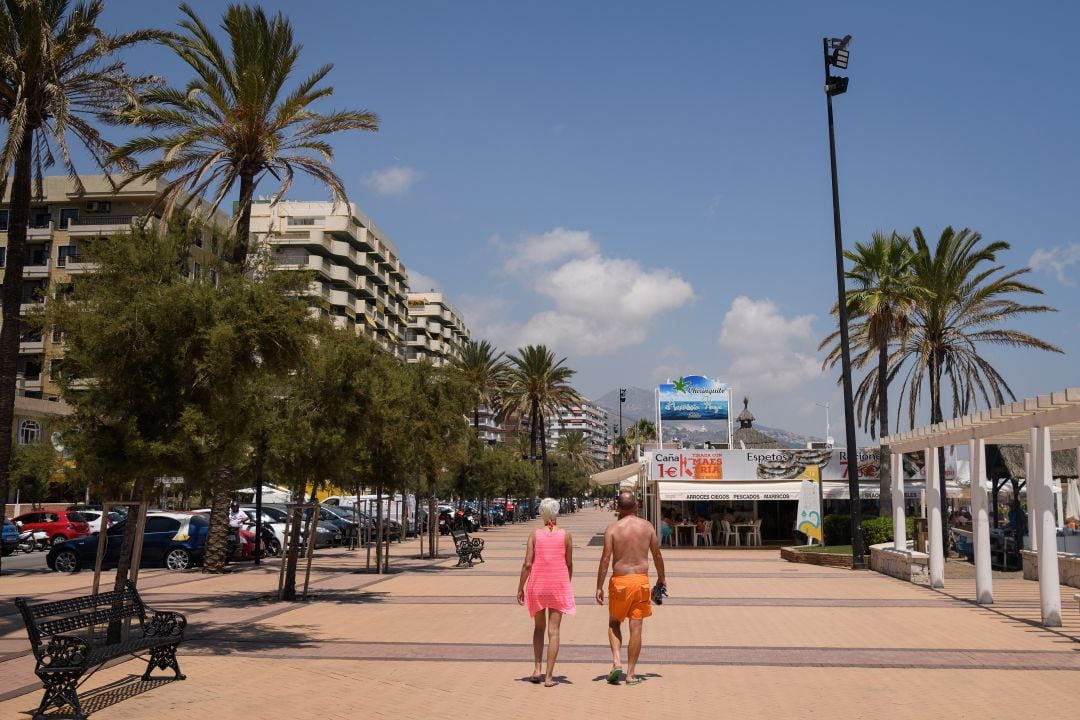 Una pareja caminando por el paseo marítimo de Fuengirola (Costa del Sol)