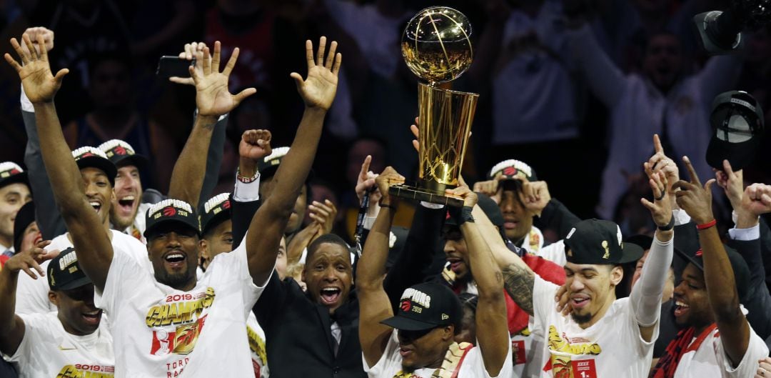 Los jugadores de los Raptors levantan el título de campeones de la NBA