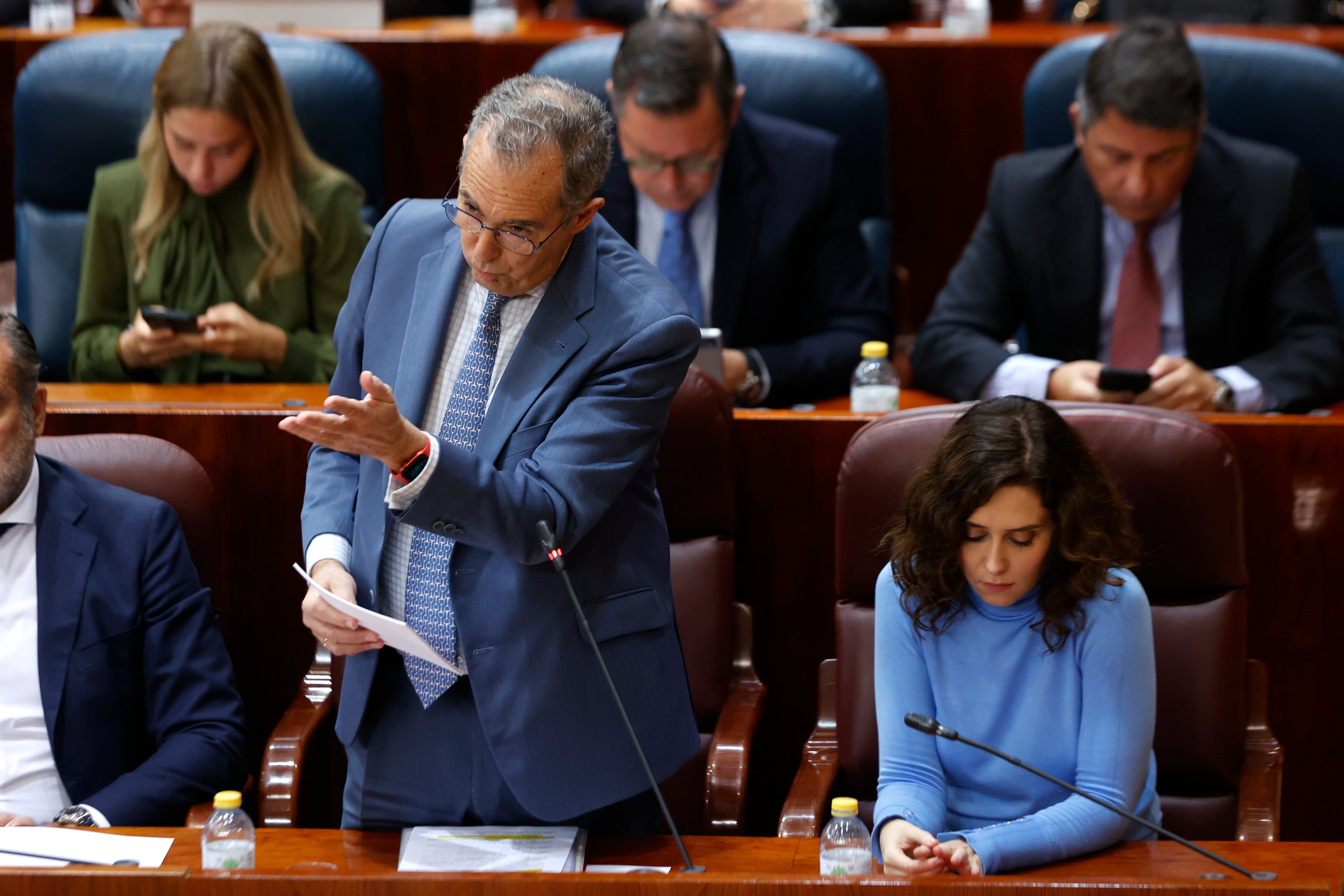 El vicepresidente y consejero de Educación de la Comunidad de Madrid, Enrique Ossorio, interviene en el pleno de la Asamblea en presencia de la presidenta de la Comunidad, Isabel Díaz Ayuso