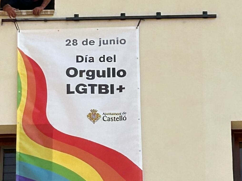 Pancarta LGTBI colgada por el Ayuntamiento de Castelló