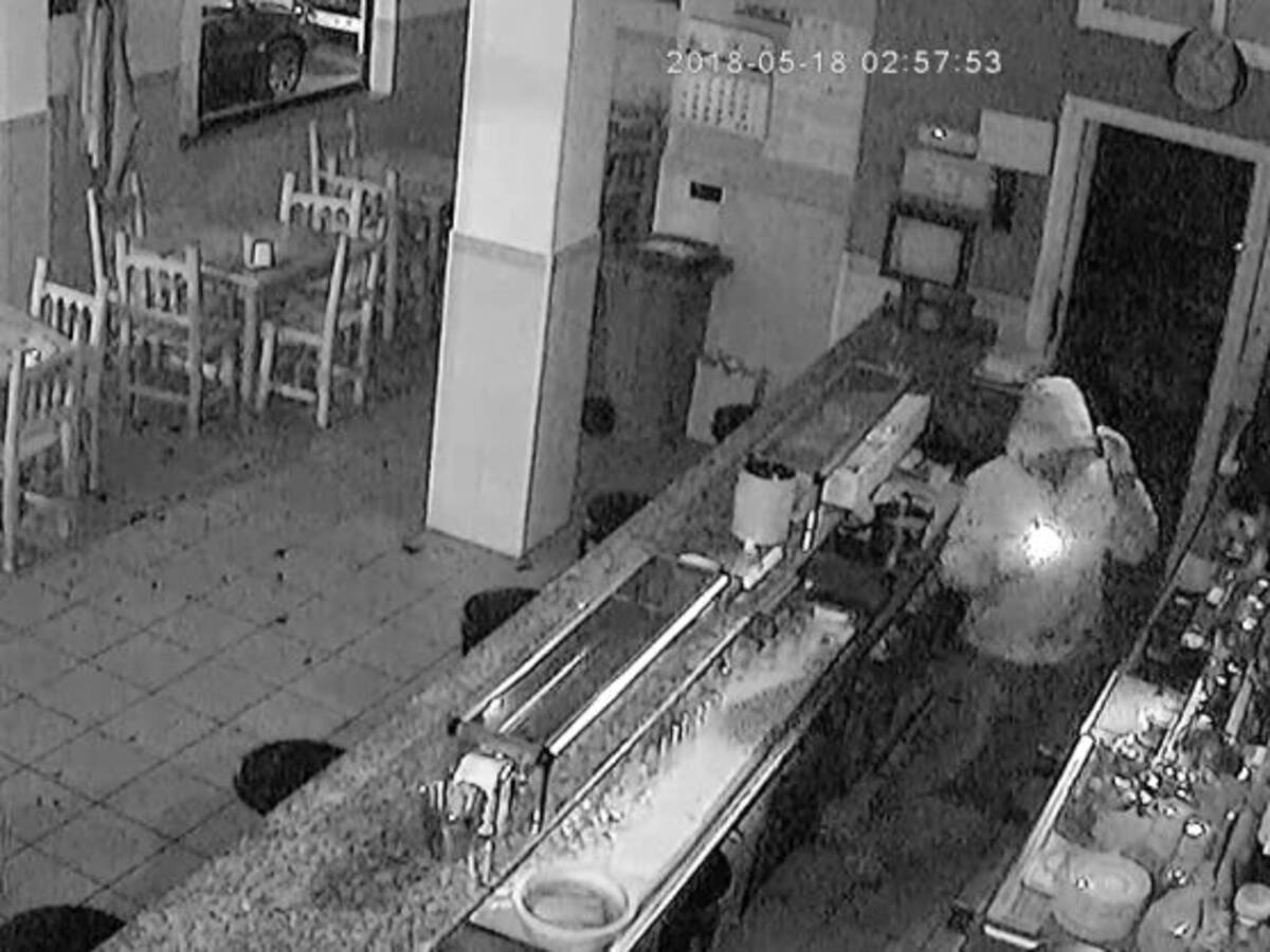 La Policía trata de identificar a los autores de este atraco en el Barrio Covadonga