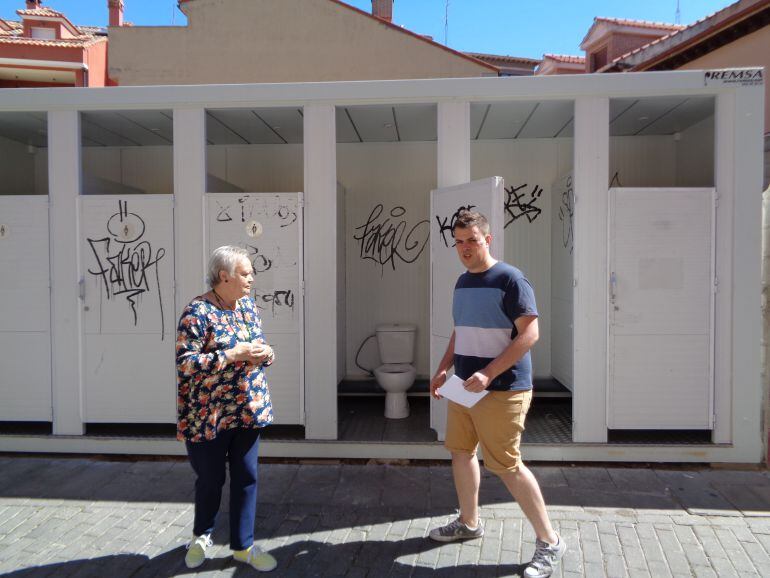 Concha Rollizo y Jonathan Gete, miembros de IU, denuncian la falta de mantenimiento de estos aseos públicos