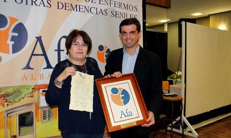 El alcalde de Albacete, Javier Cuenca, recibe el premio de manos de la presidenta de AFA, Isabel Sánchez