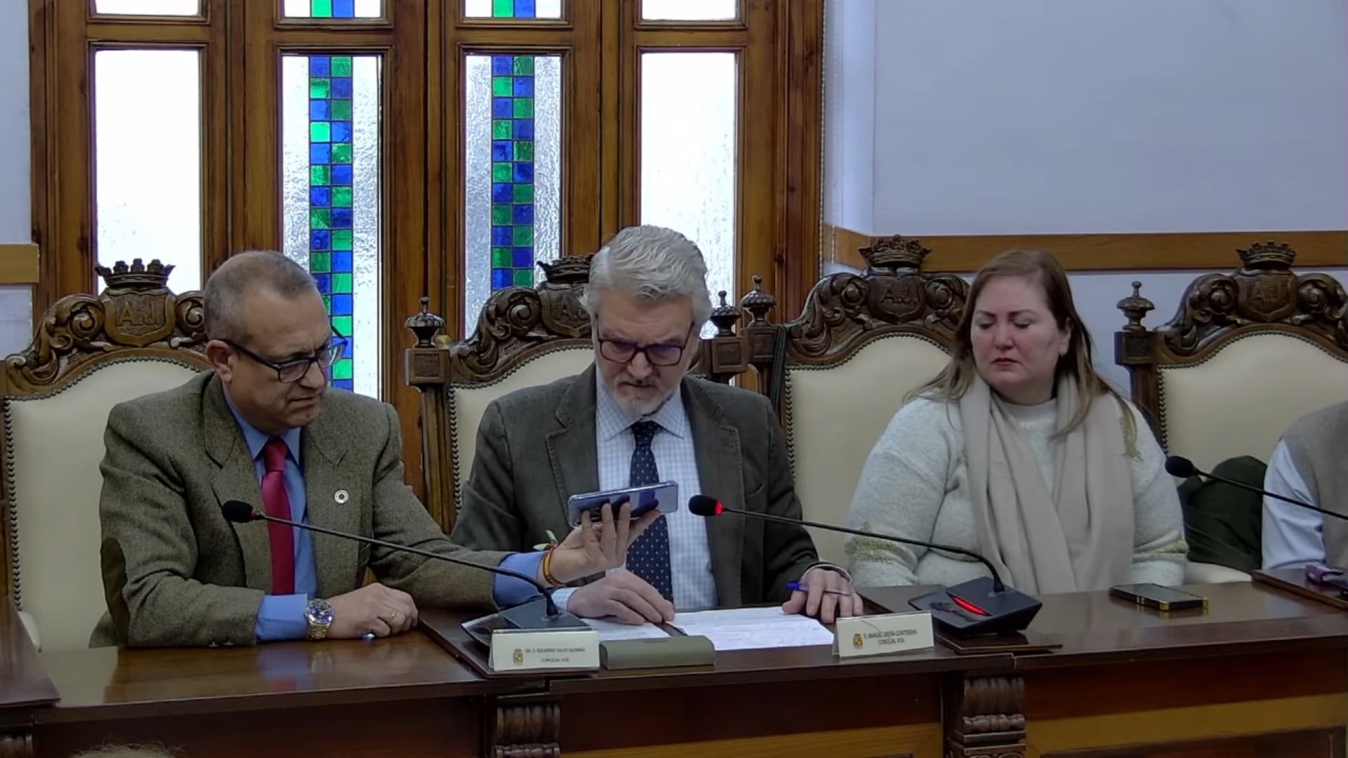 Los ediles de VOX, Eduardo Calvo y Manuel Ureña, junto a la concejala del PP, Carmen Rueda, reproduciendo un audio ante el micro del pleno municipal de Jaén