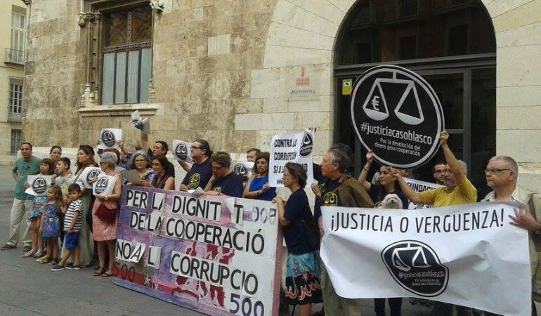 manifestación ante el Palau de la Generalitat de la coordinadora de Ongs