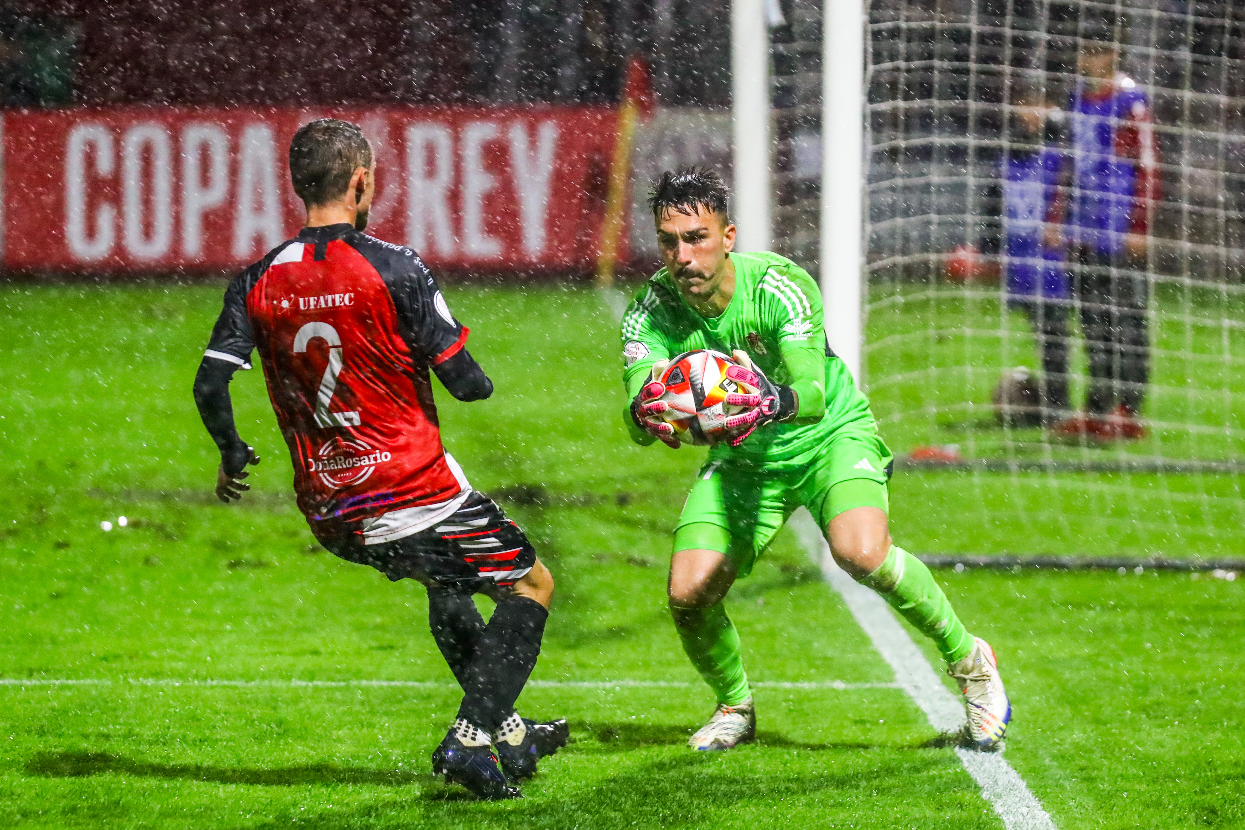 El guardameta del Granada Adri López para un balón durante el partido de Copa del Rey ante el Arosa