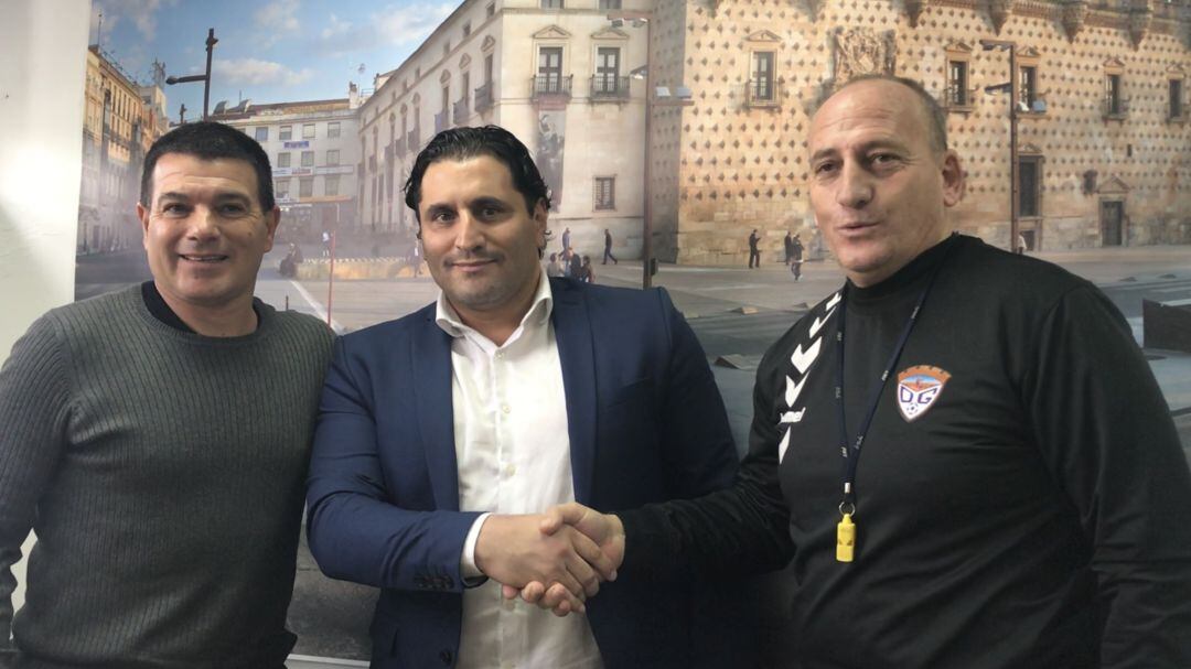 Miguel López López (derecha) en su presentación oficial junto al dueño del club, Morris Piagniello (centro) y al director deportivo, Sergio Zanetti (izquierda).