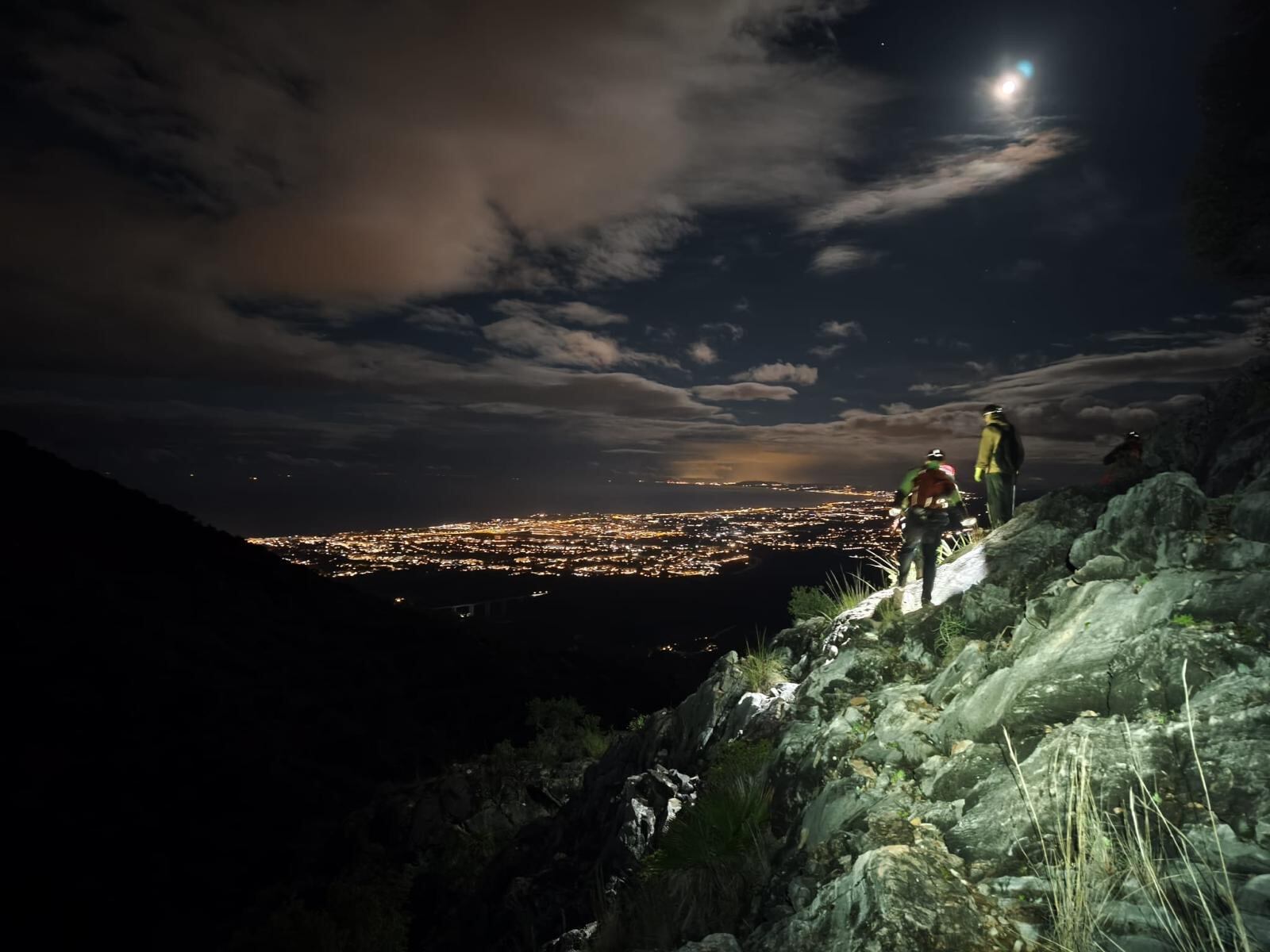 Bomberos rescatan a dos jóvenes en el pico de La Concha