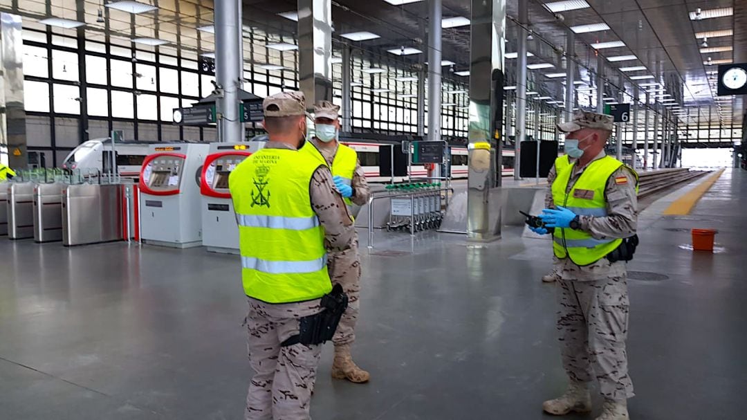 Una patrulla en la estación de ferrocarril de Cádiz